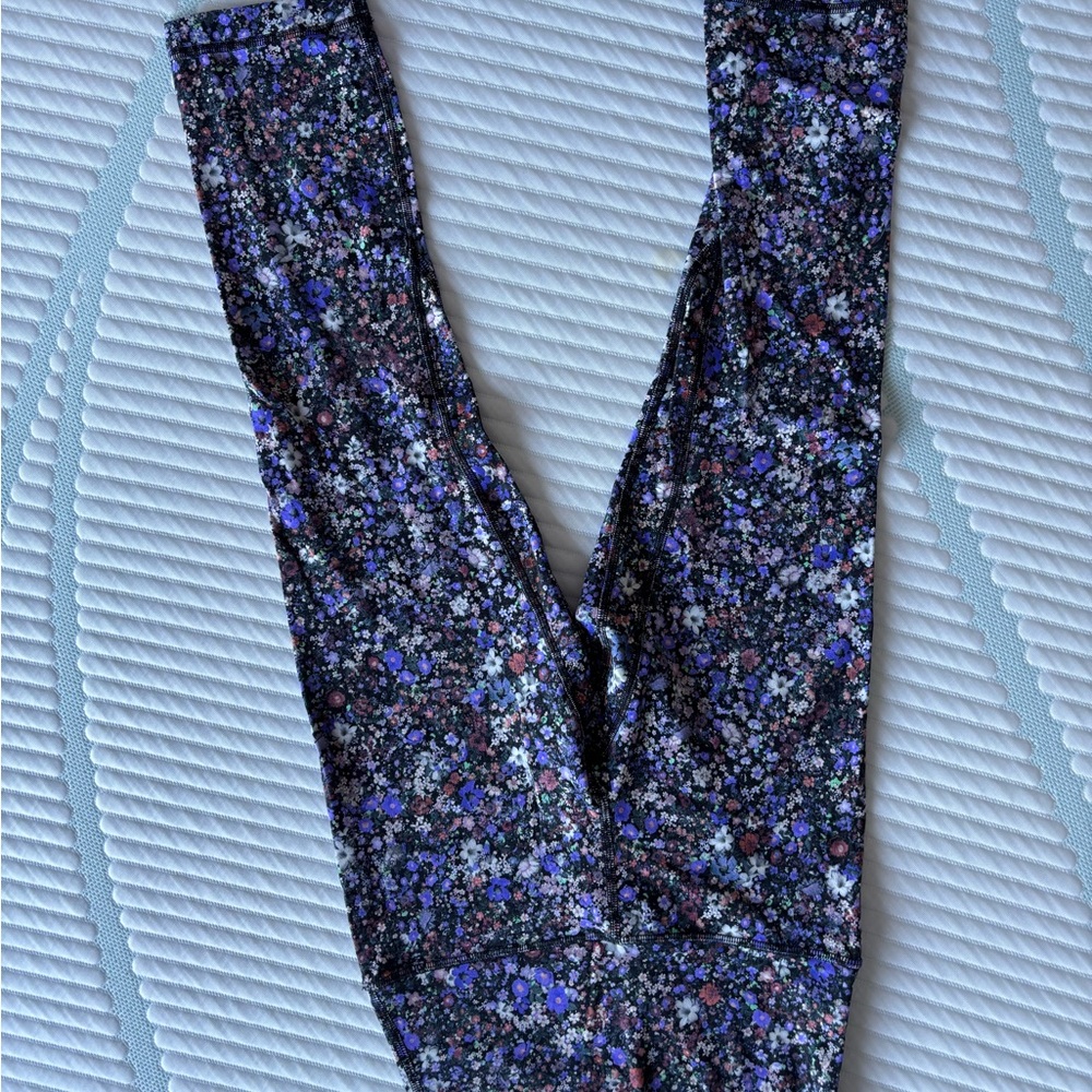 Lululemon Athletica size 4 Floral Patterned Leggings Cropped/Ankle